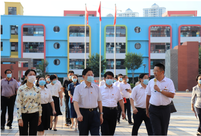 全區(qū)民辦學校黨支部標準化規(guī)范化建設現(xiàn)場推進會參會人員到我校觀摩黨建工作